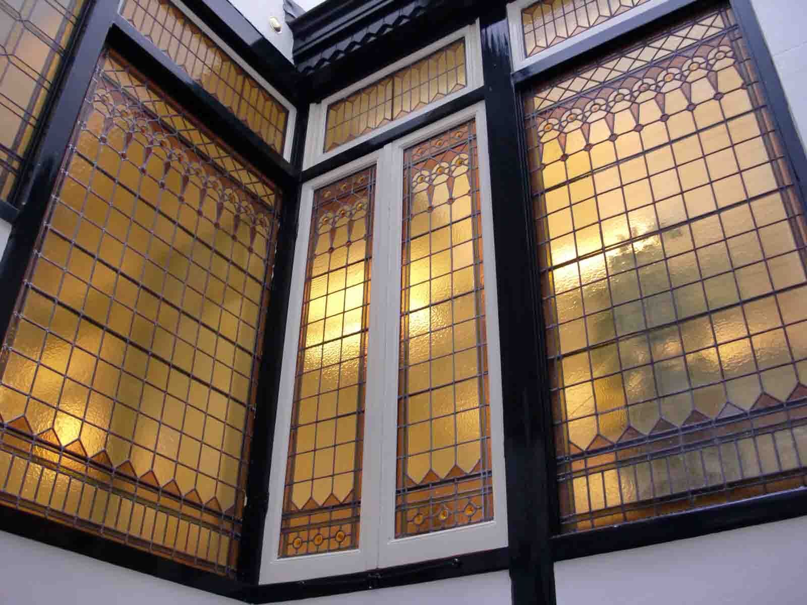 Glas-in-loodpanelen in een houten kader