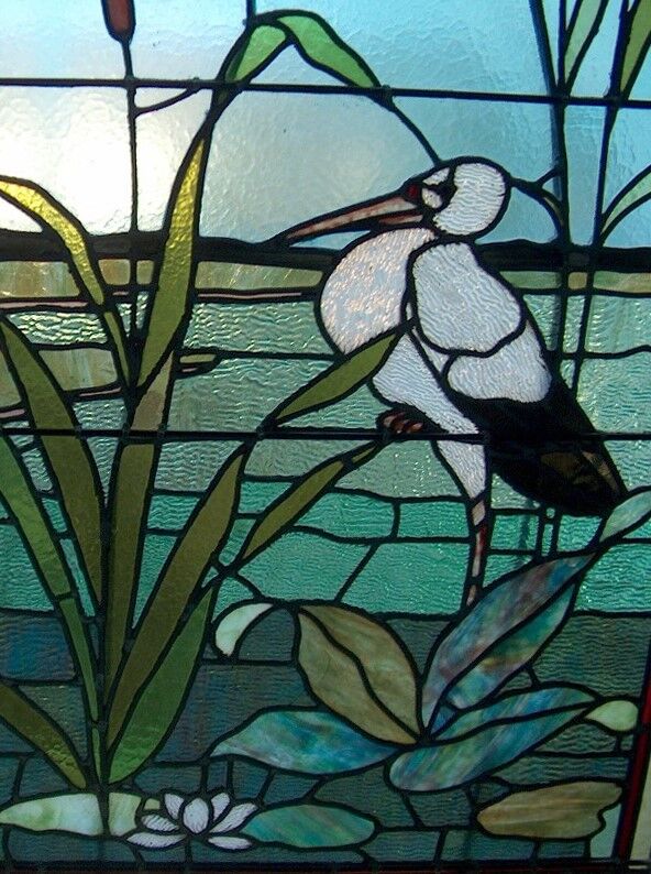 Glas-in-loodpaneel met een ooievaar tussen het riet