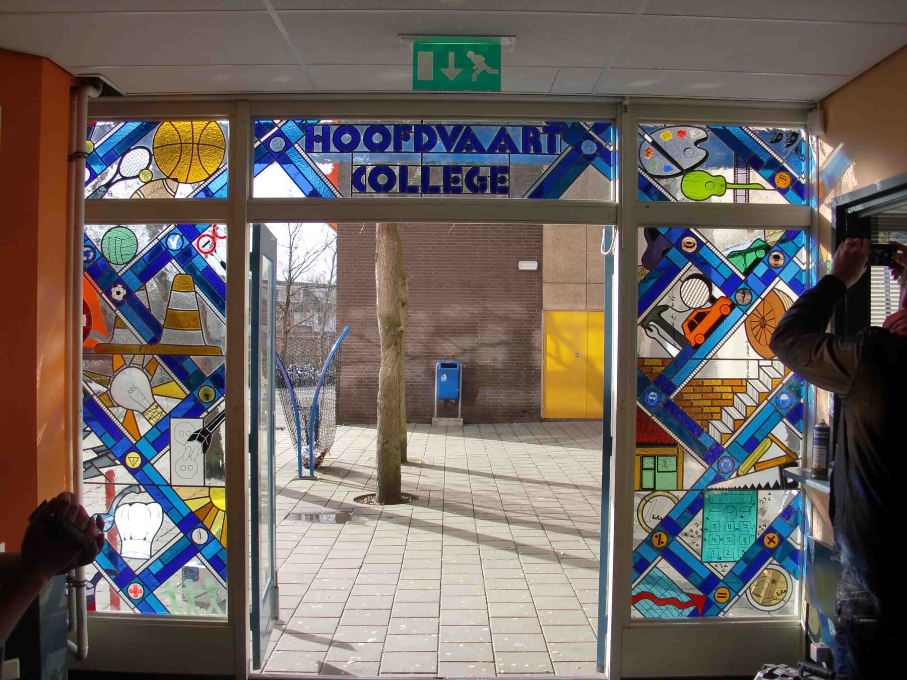 Hoofdingang van het Hoofdvaart College met nieuwe glas-in-loodramen