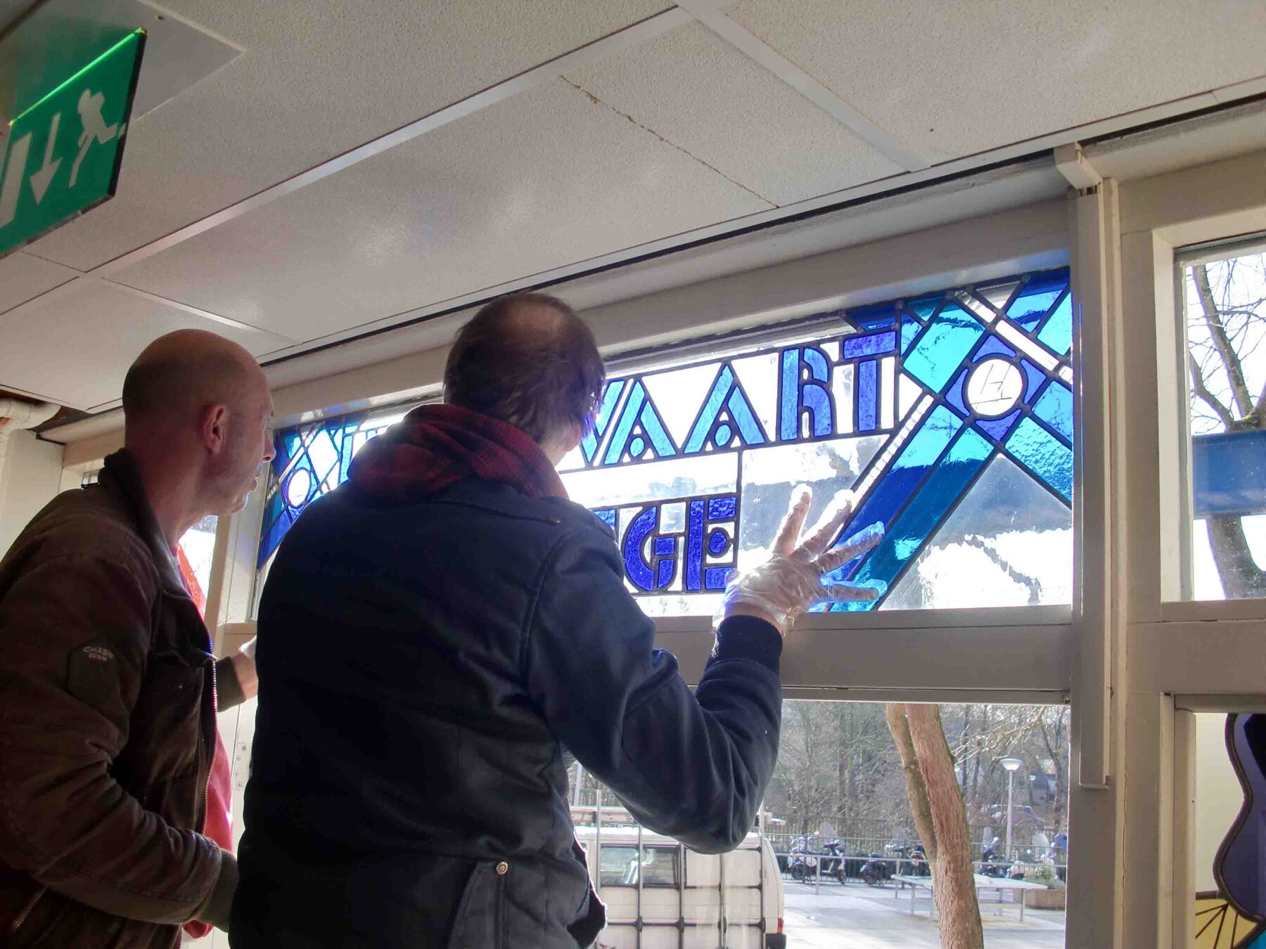 Plaatsing van de glas-in-loodramen