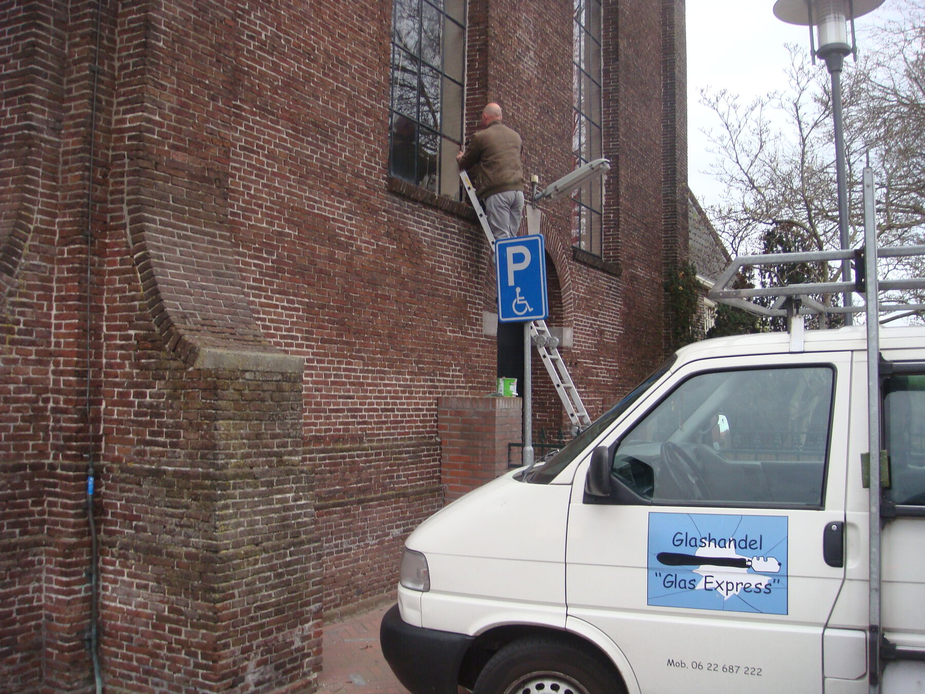 Bus van Glas Express bij de kerk