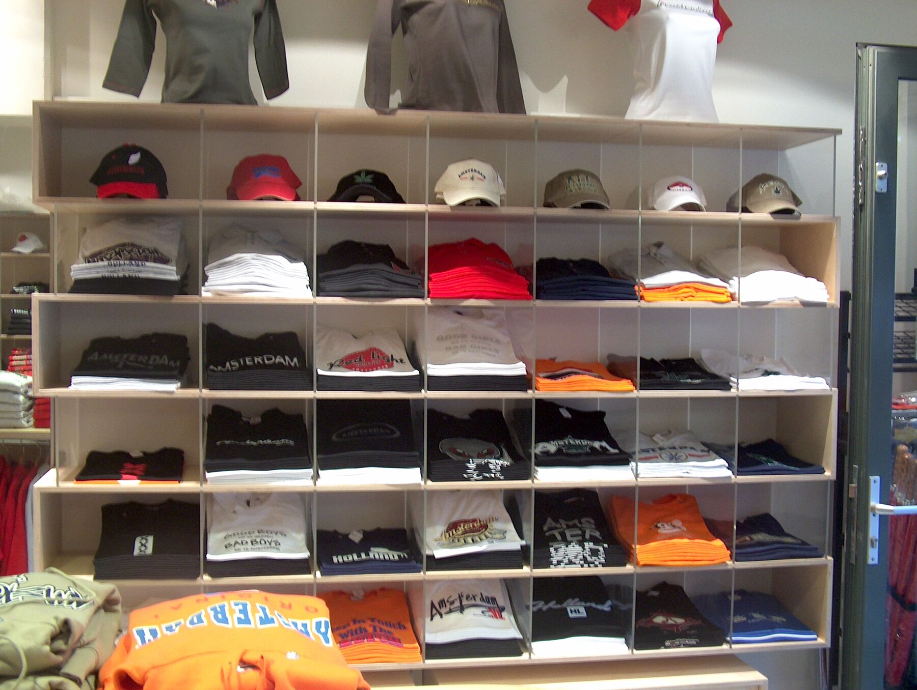 Winkelinterieur met schappen van multiplex en perspex