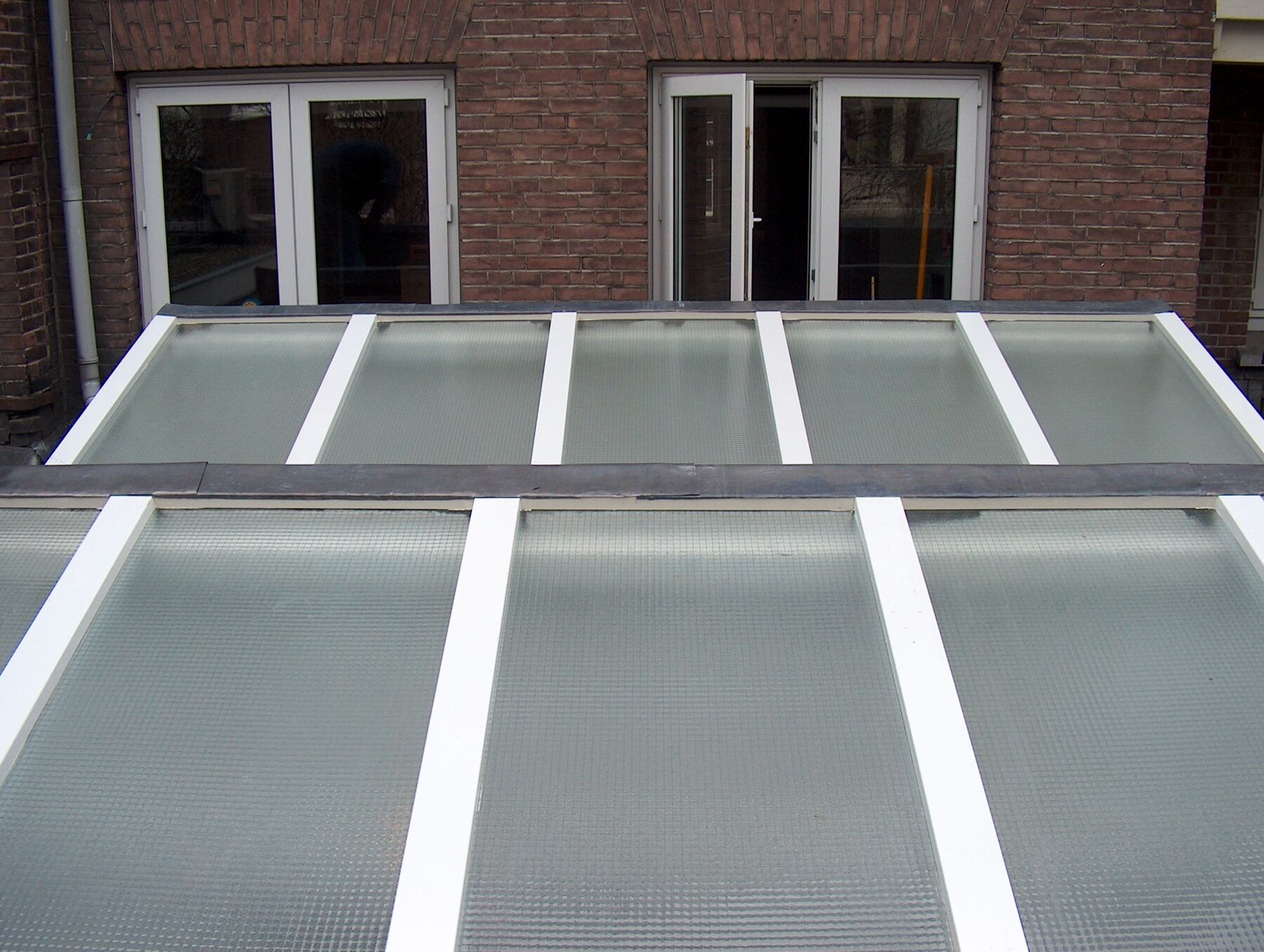 Vernieuwde lichtstraat met mat glas aan de Ruysdaelstraat