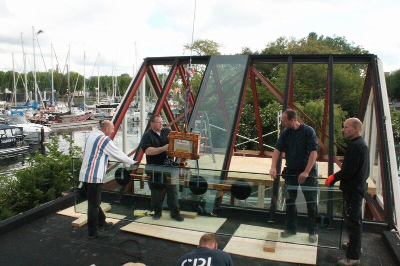 Team plaatst een grote ruit in de glazen opbouw bij de Sixhaven