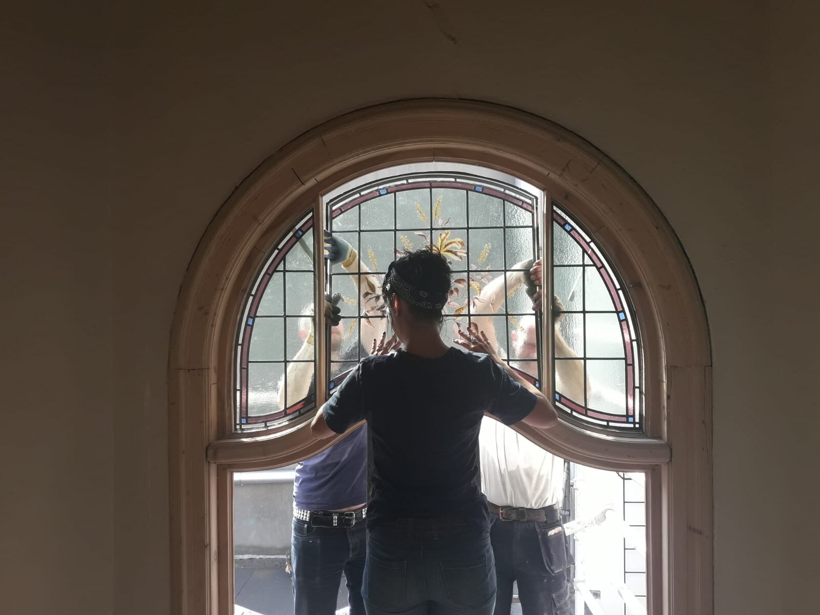 Monteur plaatst glas in een boograam
