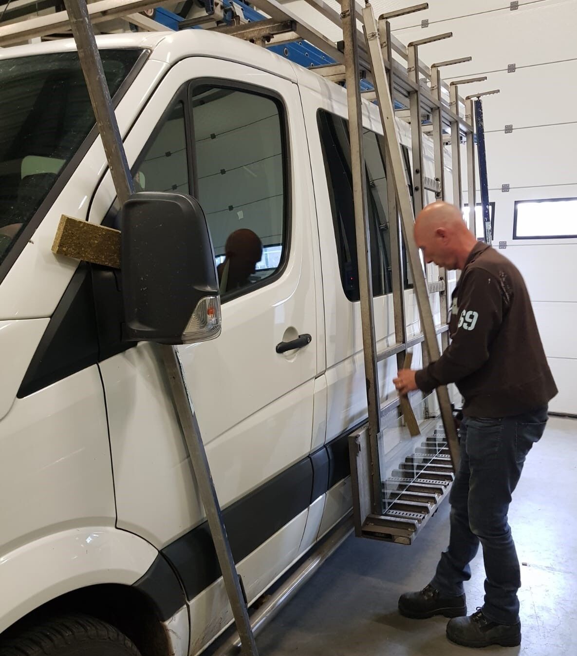 Monteur van Glas Express bij de bus met glasrek